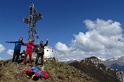 63 In vetta al Due Mani (1656 m) con vista sull'anticima salita